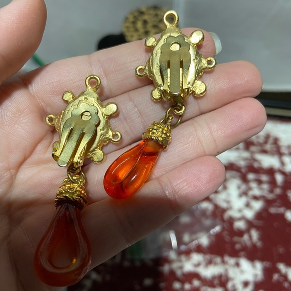 Pair of Art Deco Clip-On Earrings. Gold Tone Hardware, Colorful Center - Picture 4 of 4